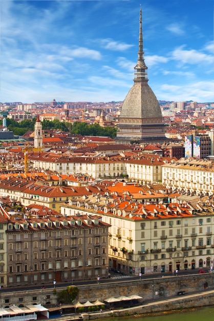 Une vue de Turin avec une célèbre Mole Anttonelliana