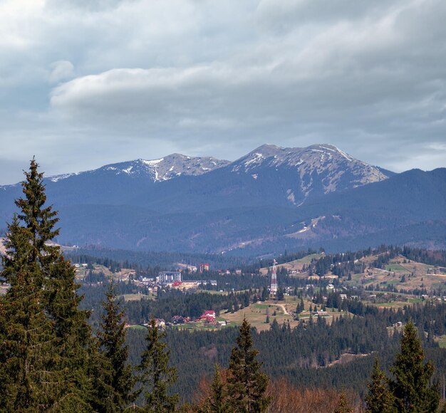 Photo vue sur l'ukraine des carpathiens de printemps