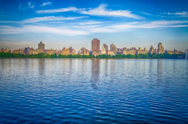 Photo vue de l'upper east side depuis le réservoir jacqueline kennedy onassis à central park, à new york, aux états-unis.