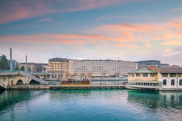 Vue urbaine, horizon de Genève en Suisse au crépuscule