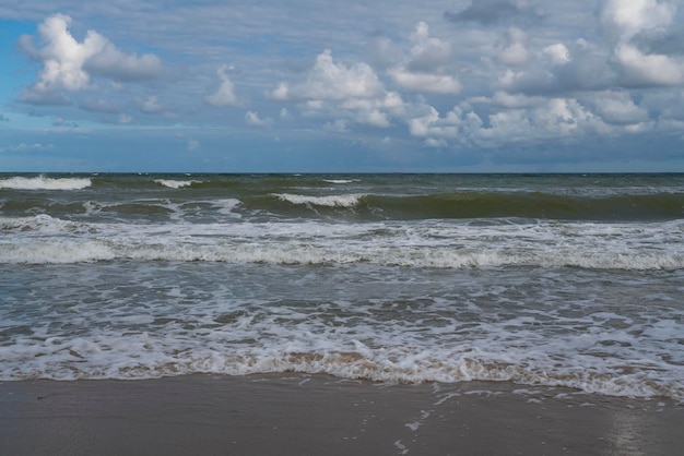 Vue de la vague entrante sur la mer Baltique sur la rive du détroit de Couronie un jour d'été région de Kaliningrad Russie