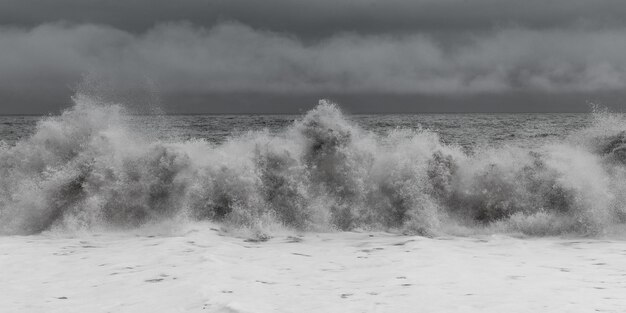 Vue des vagues dans la mer contre le ciel