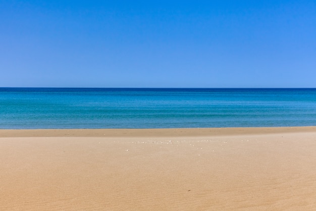 Vue des vagues de la mer bleue sur la plage de sable. Ligne d'horizon. Mer Caspienne, côte de grès. ustyurt.