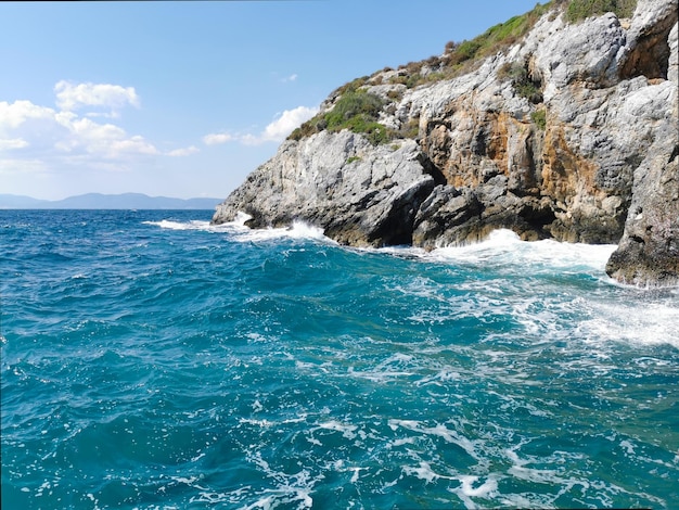 Vue sur les vagues de la mer Égée et les falaises fantastiques Turquie Kusadasi