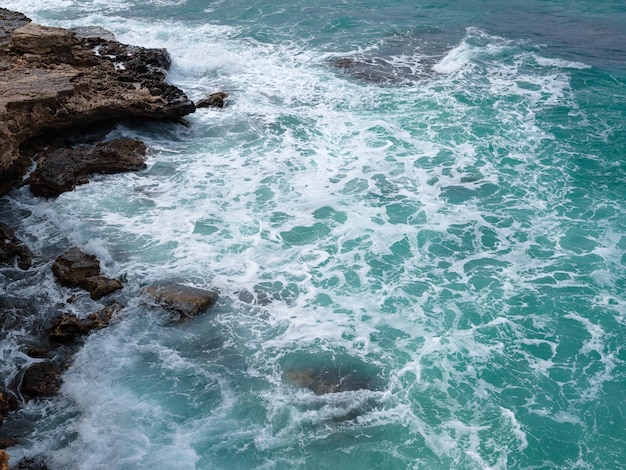 Vue sur les vagues de l'océan et un fantastique rivage rocheux