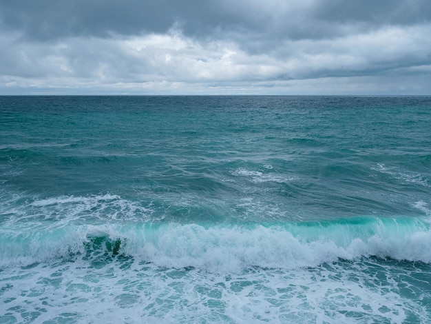 Vue sur les vagues de l'océan et un fantastique rivage rocheux