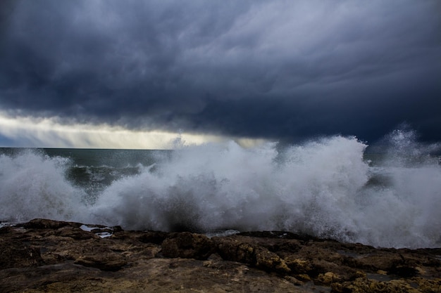 Vue des vagues qui se brisent contre le ciel