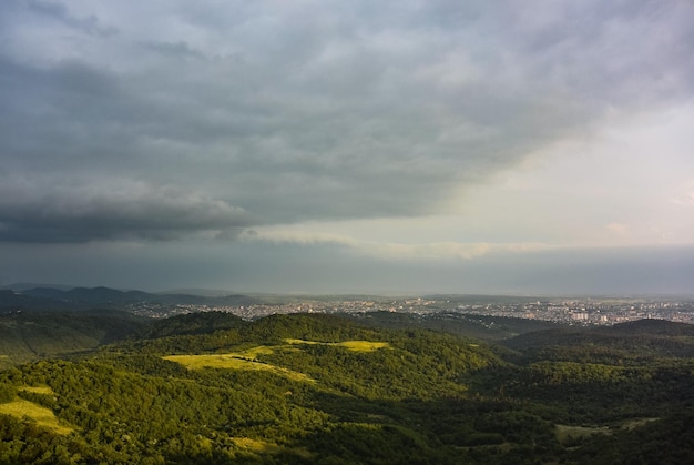 Vue sur la vallée depuis le pont de verre dans la réserve naturelle de Sataplia Les montagnes du Caucase Géorgie 2019