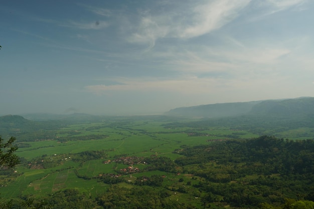 Une vue sur la vallée du haut de la montagne