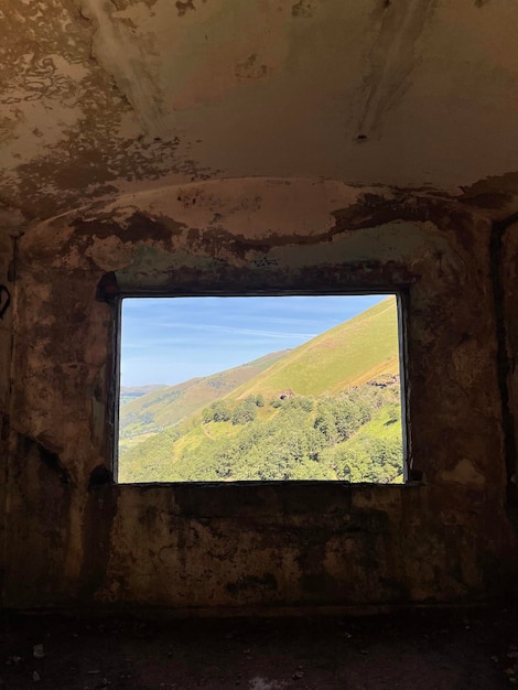 Vue sur la vallée du printemps à travers le bâtiment abandonné