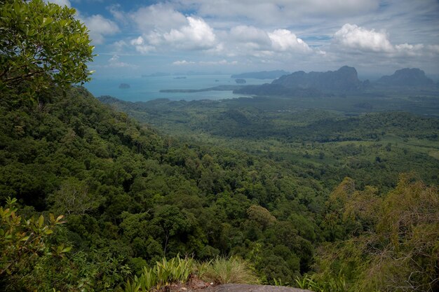 Vue sur la vallée et les îles et montagnes de la mer d'Andaman depuis le point de vue Krabi Thaïlande