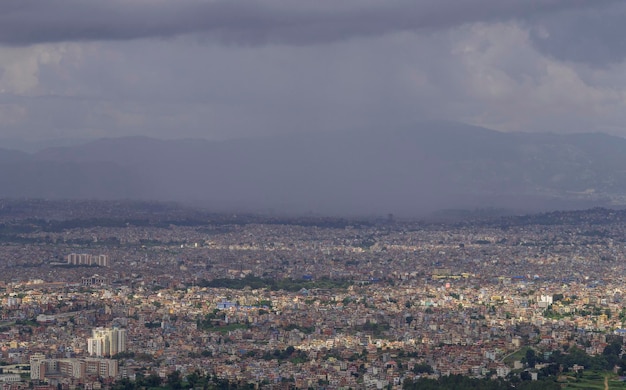 La vue sur la vallée de Katmandou depuis le sommet d'une colline