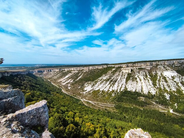 Photo une vue d'une vallée avec une montagne en arrière-plan