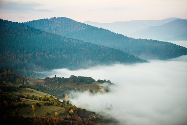 Vue sur la vallée de montagne pittoresque avec ciel bleu