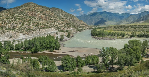 Vue de la vallée de la montagne avec la rivière ensoleillée