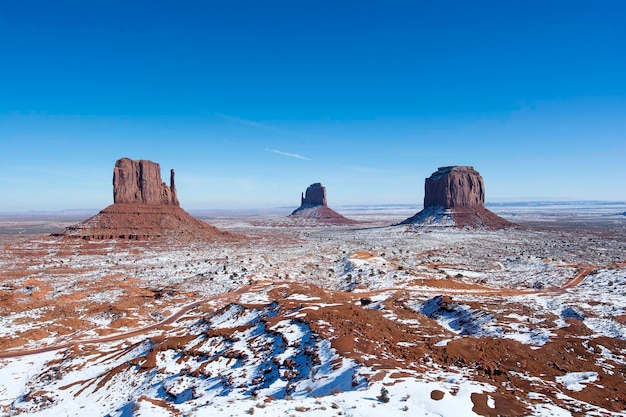 Vue de la vallée monumentale couverte de neige contre un ciel bleu clair