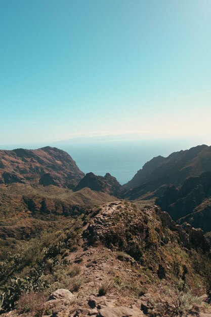 Vue d'une vallée qui surplombe l'océan