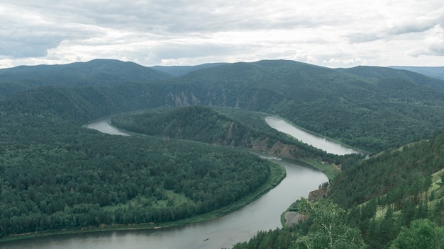 Vue sur la vallée de la rivière avec un canyon et de beaux virages