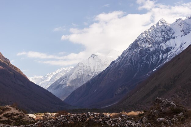 Vue sur la vallée et les sommets des montagnes de la région du Manaslu dans l'Himalaya