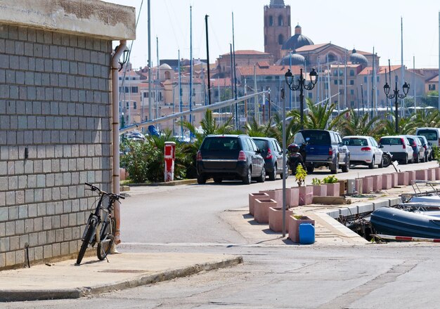 Vue d'un vélo dans une rue étroite à Alghero