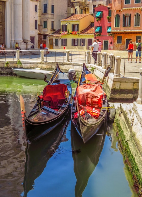 Vue de Venise du canal d'eau aux vieux bâtiments