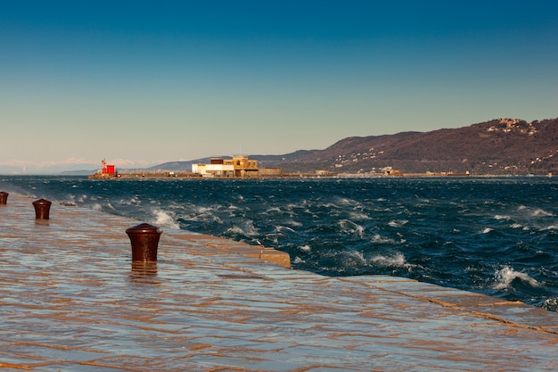 Vue sur le vent de Bora depuis la jetée Audace appelée Molo Audace, Trieste