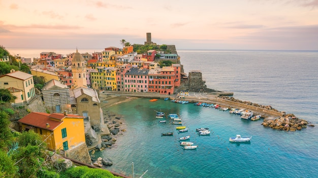 Vue de Vernazza au coucher du soleil. L'un des cinq célèbres villages colorés du parc national des Cinque Terre en Italie