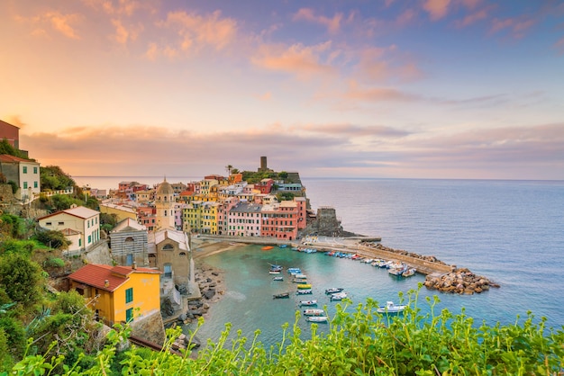 Vue de Vernazza au coucher du soleil. L'un des cinq célèbres villages colorés du parc national des Cinque Terre en Italie