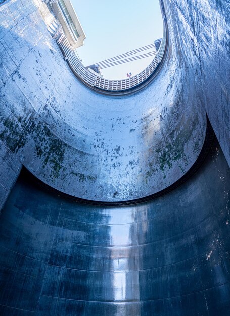 Vue vers le ciel à l'intérieur de l'écluse très profonde du Barragem do Carrapatelo sur le fleuve Douro au Portugal