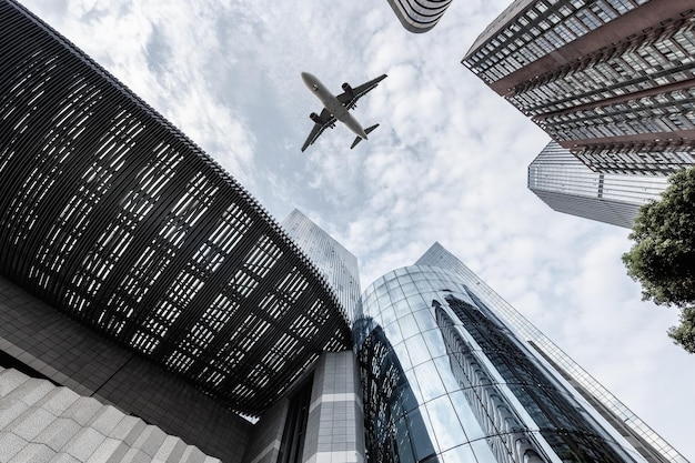 Vue vers le haut de l'avion et de l'arrière-plan abstrait des affaires du bâtiment moderne