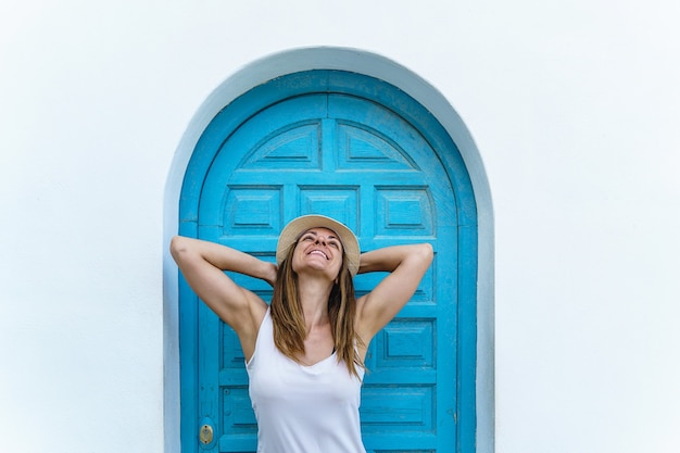 Vue verticale d'une femme respirant de l'air frais en vacances. Voyage et destination européenne estivale en Espagne.