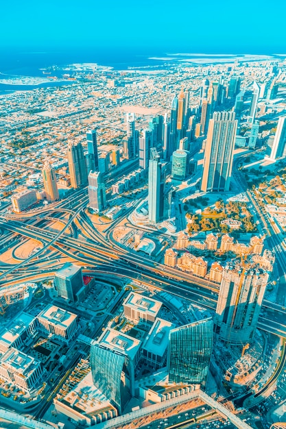 Vue verticale de la ville de Dubaï du haut d'une tour.