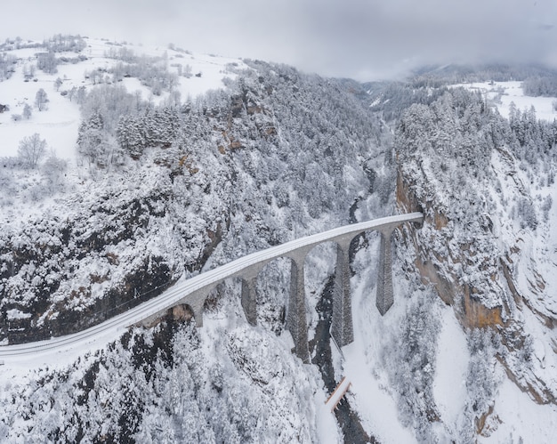 vue sur le viaduc de Landwasser avec un chemin de fer en hiver