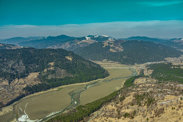 Vue sur le viaduc et la rivière