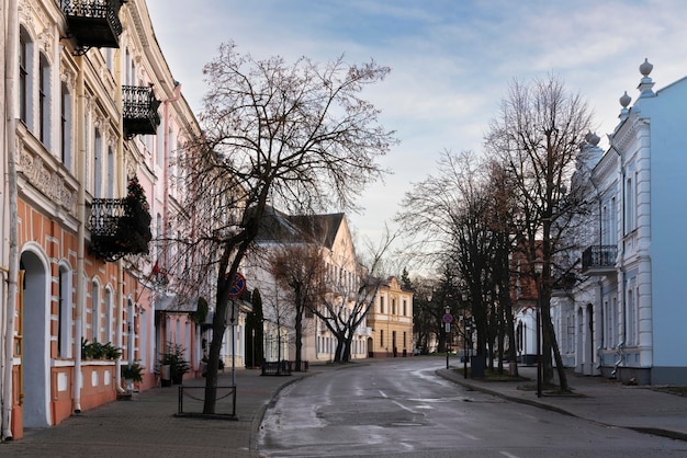 Vue d'une vieille rue dans le centre historique de la ville rue Zamkova Grodno Belarus