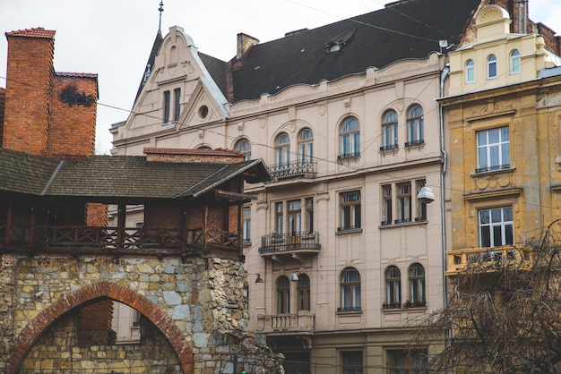 Vue de la vieille rue européenne avec la vieille porte