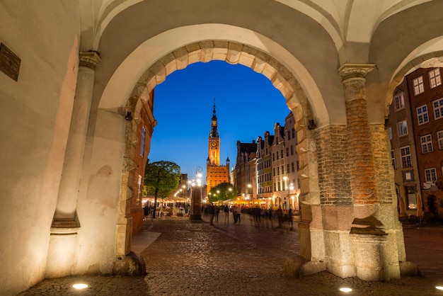 Vue de la vieille ville de Gdansk avec l'hôtel de ville principal à travers l'arc de la porte verte de Pologne