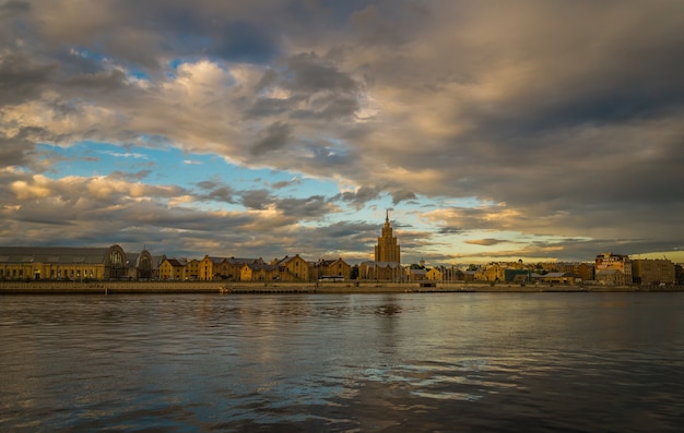 Vue de la vieille ville de Riga du côté de la rivière