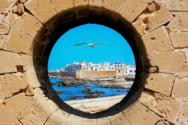 Vue de la vieille ville à travers le mur de la forteresse Essaouira Maroc