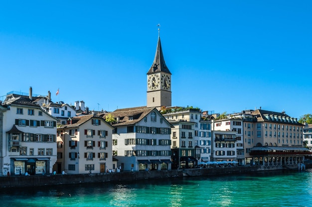 Vue de la vieille ville de Zurich sur les rives de la Limmat