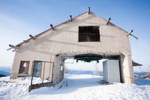 Vue d'un vieux ascenseur de ski abandonné Bâtiment en ruines depuis le mont Panarotta