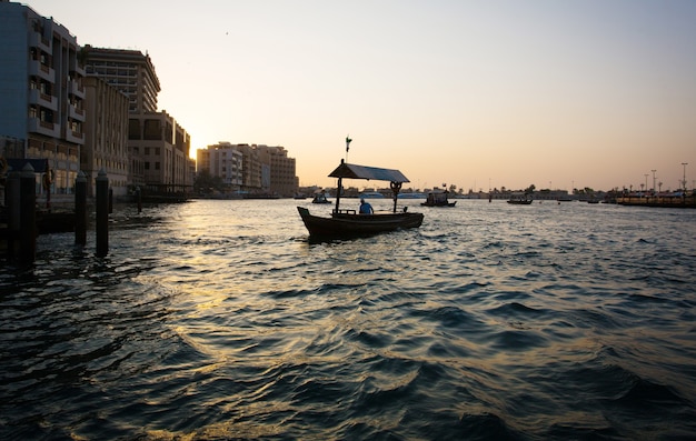 Vue sur le vieux Dubaï avec bateau abra en bois flottant