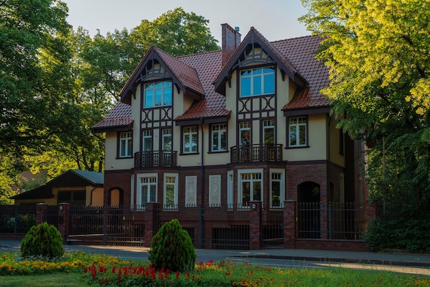 Vue d'une villa dans le quartier historique d'Amalienau lors d'une journée d'été ensoleillée Kaliningrad Russie