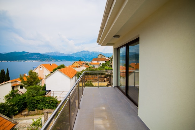 Vue de la villa sur la mer et les montagnes sur la presqu'île de Lustica