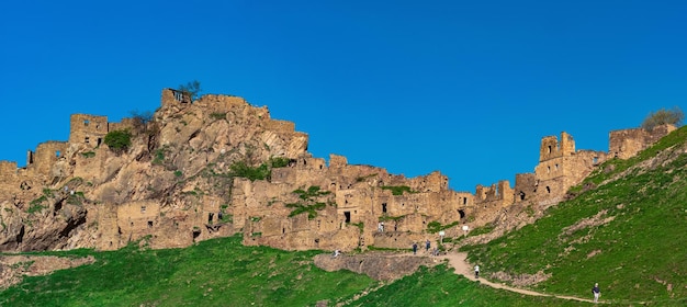 Vue sur le village abandonné de Gamsutl au sommet de la montagne au Daghestan