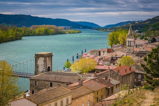 Vue sur le village d'Andance et le Rhône depuis le Belvédère des Trois Croix en Ardèche