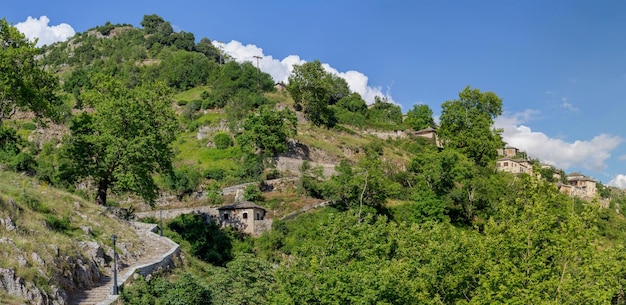 Vue sur le village grec traditionnel Syrrako qui se trouve sur la montagne Peristeri à une altitude de 1200 mètres municipalité North Tzoumerka Ioannina unité régionale Épire Grèce