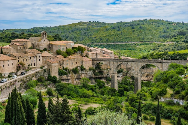 Vue sur le village médiéval de Minerve et le canyon environnant dans le sud de la France (Hérault)