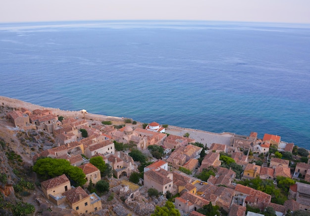 Vue sur le village de Monemvasia depuis la forteresse byzantine sur le Péloponnèse en Grèce au coucher du soleil