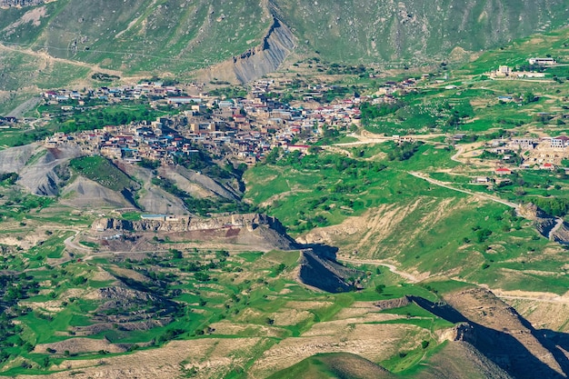 Vue sur le village de montagne de Chokh au Daghestan sur le versant d'une vaste vallée